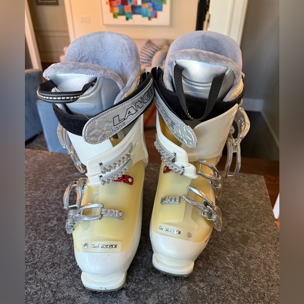 Lange exclusive (model) White and Silver Ski Boots size 26.5